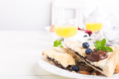 Kahvaltı tost ile Çikolatalı fındık yapıştırın