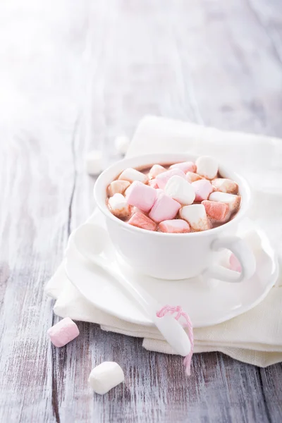 Chocolate quente com mini marshmallows — Fotografia de Stock