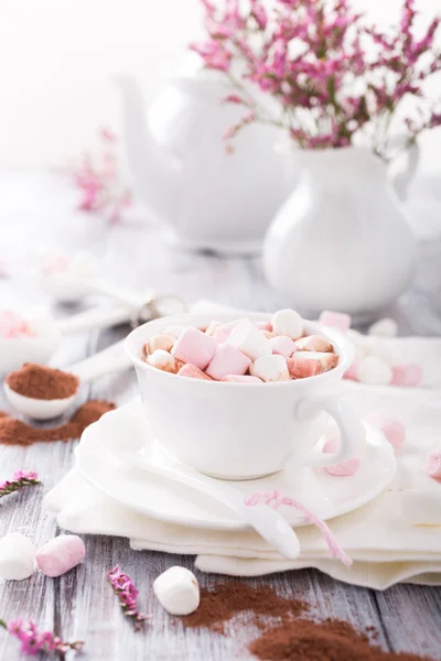 Warme chocolademelk met mini marshmallows — Stockfoto