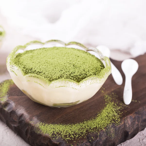 Tiramisu taart met groene matcha thee — Stockfoto