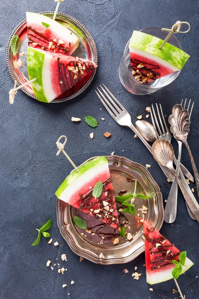 Wassermelonenscheiben mit Schokolade, Nüssen und Minze — Stockfoto