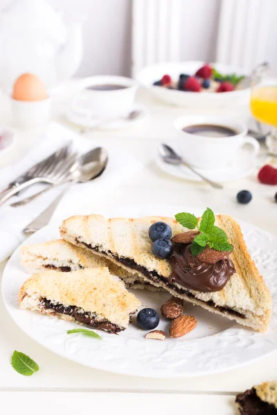 Śniadanie Grzanka z czekoladą i orzechami wklej — Zdjęcie stockowe