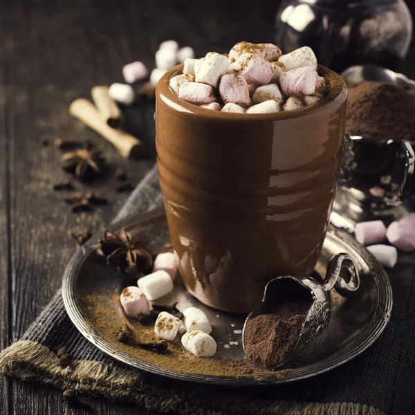 Xícara de chocolate quente com mini marshmallows — Fotografia de Stock
