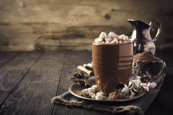 Copa de chocolate caliente con mini malvaviscos — Foto de Stock
