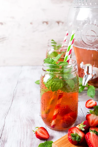 Compote de fraises maison délicieuse dans un bocal en verre — Photo