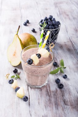 Bir bardak yaban mersini ve armut güler yüzlü