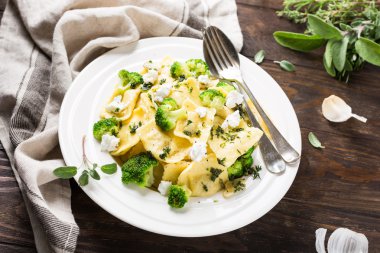 Keçi peyniri, brokoli ve otlar ile mantı