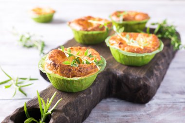 Kokulu çedar peyniri ve pırasa mini quiches
