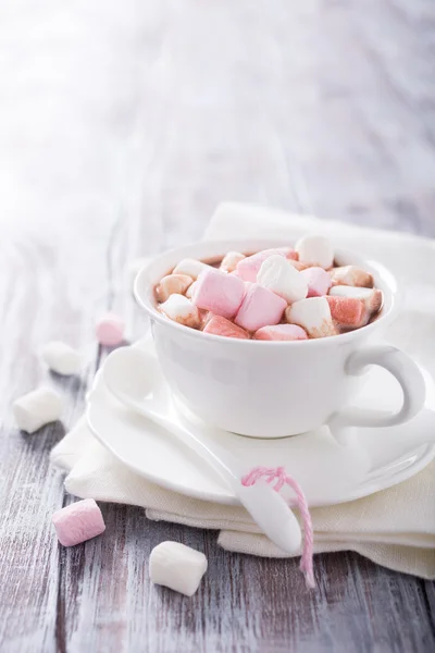 Warme chocolademelk met mini marshmallows — Stockfoto