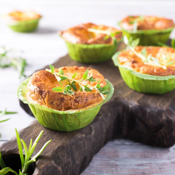 Cheddar pikantne serem i porem quiches mini — Zdjęcie stockowe