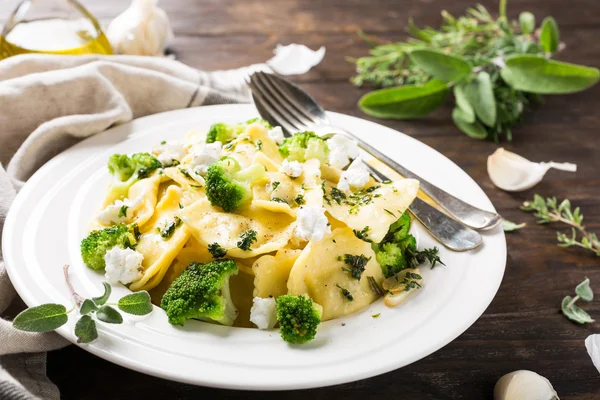 Ravioli com queijo de cabra, brócolis e ervas — Fotografia de Stock