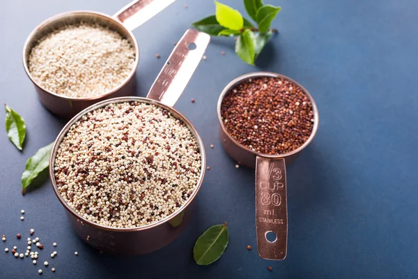 Gemischte rohe Quinoa — Stockfoto