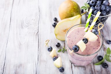 Bir bardak yaban mersini ve armut güler yüzlü