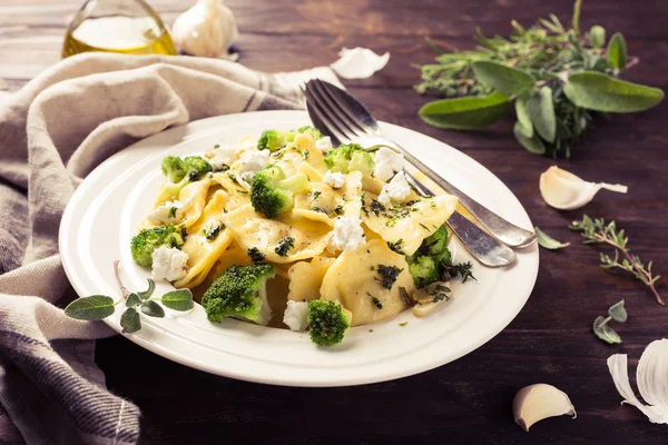 Ravioli com queijo de cabra, brócolis e ervas — Fotografia de Stock