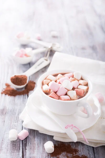 Warme chocolademelk met mini marshmallows — Stockfoto