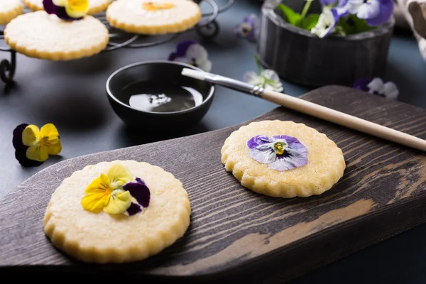 Hausgemachte Shortbread-Plätzchen mit essbaren Blumen — Stockfoto