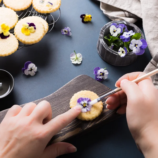 Galletas caseras de shortbread con flores comestibles — Foto de Stock