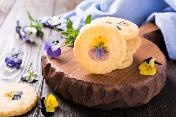 Domácí křehké sušenky s jedlými květy — Stock fotografie
