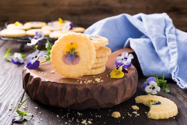 Galletas caseras de shortbread con flores comestibles — Foto de Stock