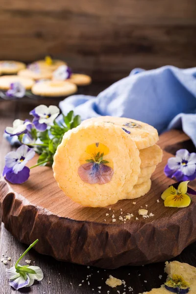 Biscotti fatti in casa frolla con fiori commestibili — Foto Stock