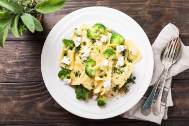 Keçi peyniri, brokoli ve otlar ile mantı