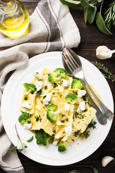Ravioli com queijo de cabra, brócolis e ervas — Fotografia de Stock