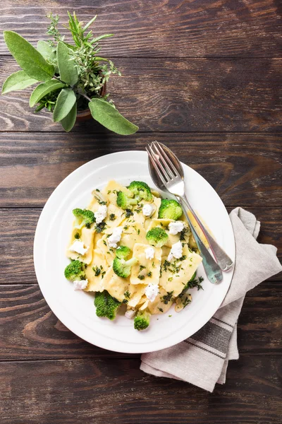 Keçi peyniri, brokoli ve otlar ile mantı — Stok fotoğraf