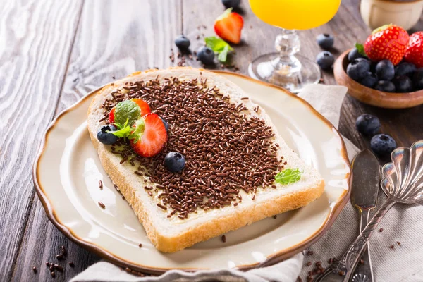 Fatia de pão com polvilhas de chocolate hagelslag — Fotografia de Stock