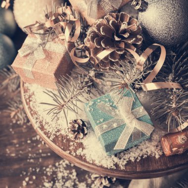 Noel hediyeleri ve dekorasyon kompozisyonu