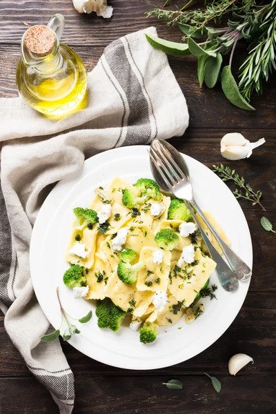 Keçi peyniri, brokoli ve otlar ile mantı — Stok fotoğraf