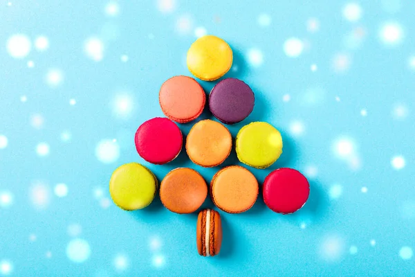 Forma de árvore de Natal feita de macarons saborosos — Fotografia de Stock