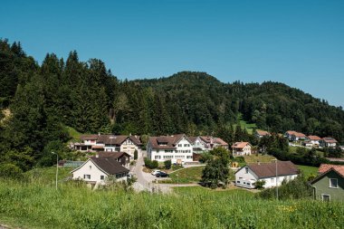 İsviçre 'de küçük bir köy olan Fischingen' in manzarası