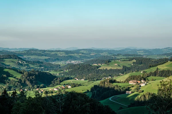 Panoramablick auf idyllische Berglandschaft in den Alpen mit frischen grünen Wiesen im Sommer, Schweiz — Stockfoto
