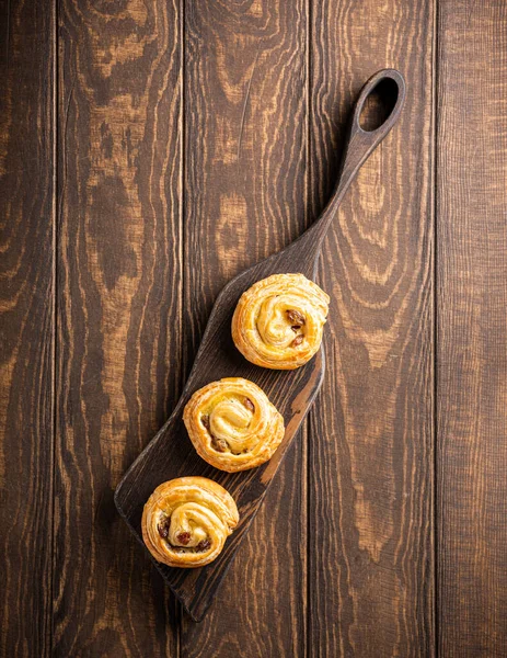 Bollos de remolino dulce con pasas para el desayuno — Foto de Stock