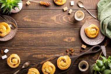 Kahvaltıda kuru üzümlü tatlı çörek.