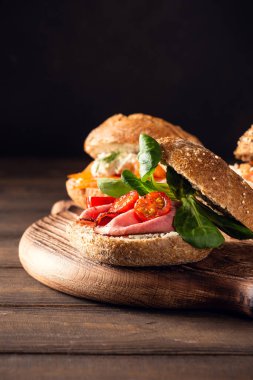 Sığır etli ve taze domatesli sandviç.