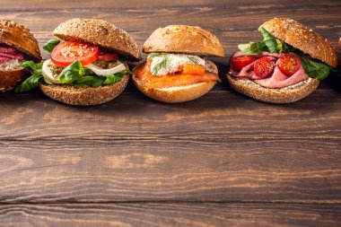 Tahta masada çeşitli sandviçler.