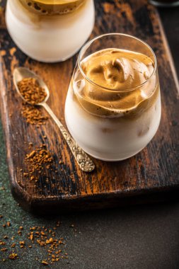 Cam bardakta Dalgona kahvesi