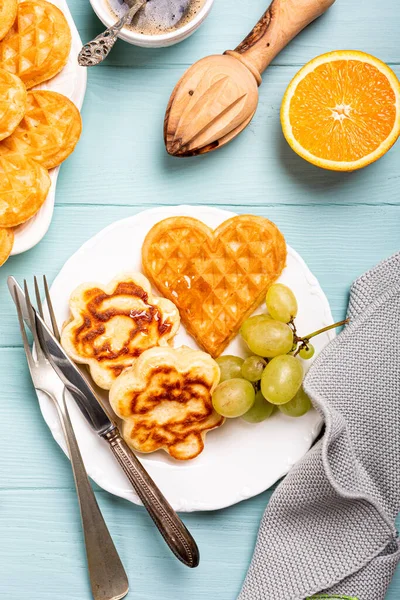 Gesundes Frühstück mit frischen heißen Waffeln Herzen, Pfannkuchen Blumen — Stockfoto