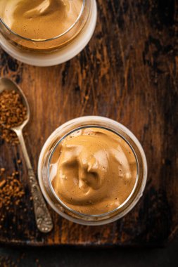 Cam bardakta Dalgona kahvesi