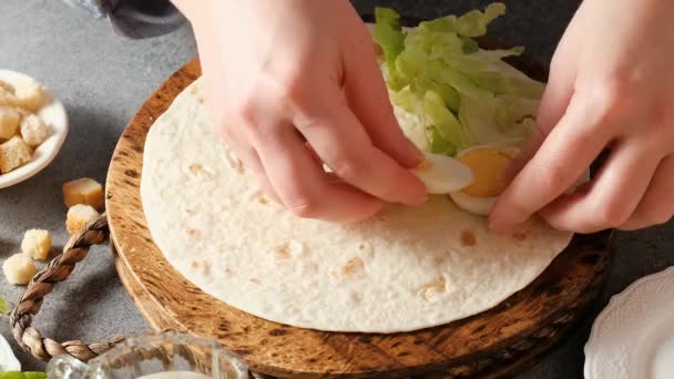 Fazendo de envoltório de tortilla saudável com salada Caesar verde recém-feita — Vídeo de Stock