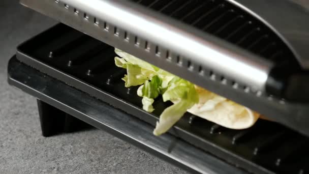 Göra av friska tortilla wrap med nylagad grön Caesar sallad — Stockvideo
