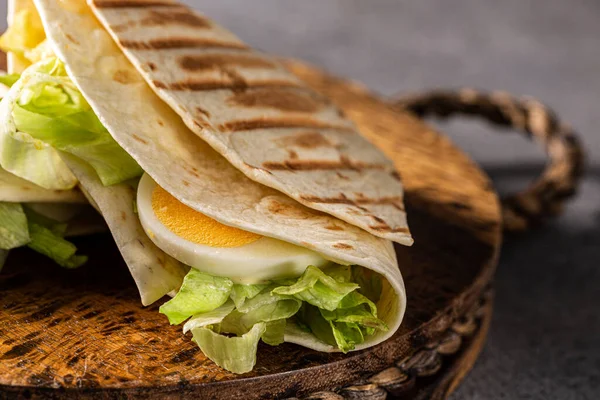 Zdrowa tortilla domowej roboty owinięta świeżo przygotowaną zieloną sałatką Cezara — Zdjęcie stockowe
