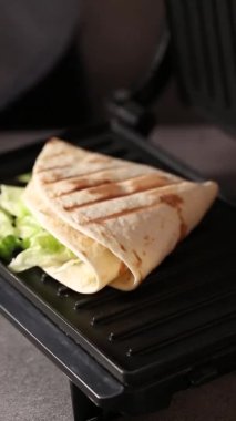 Taze yeşil Sezar salatasıyla sağlıklı tortilla sarması yapmak