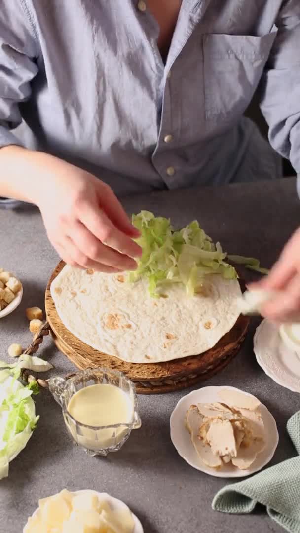 Fazendo de envoltório de tortilla saudável com salada Caesar verde recém-feita — Vídeo de Stock