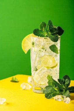 Limonlu ve naneli mojito kokteyli.