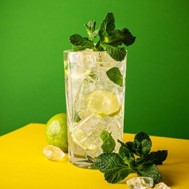 Limonlu ve naneli mojito kokteyli.