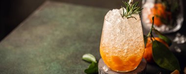 Ezilmiş buz, biberiye ve mandalinalı taze kokteyl.