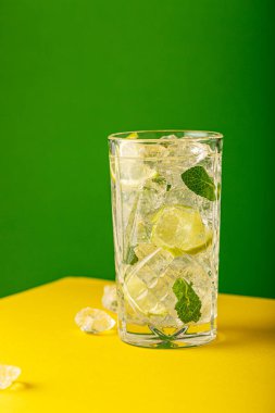 Limonlu ve naneli mojito kokteyli.