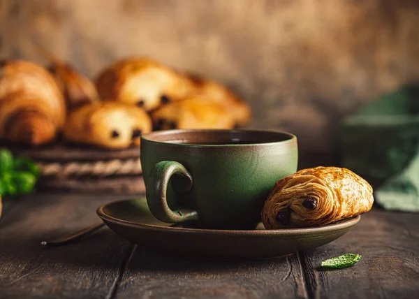 Taza de té verde con mini bollo de chocolate —  Fotos de Stock